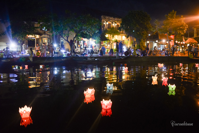 [-]Ảnh[-]độc[-]đáo[-]về[-]dòng[-]sông[-]Hoài[-]bình[-]yên[-]giữa[-]phố[-]cổ[-]Hội[-]An